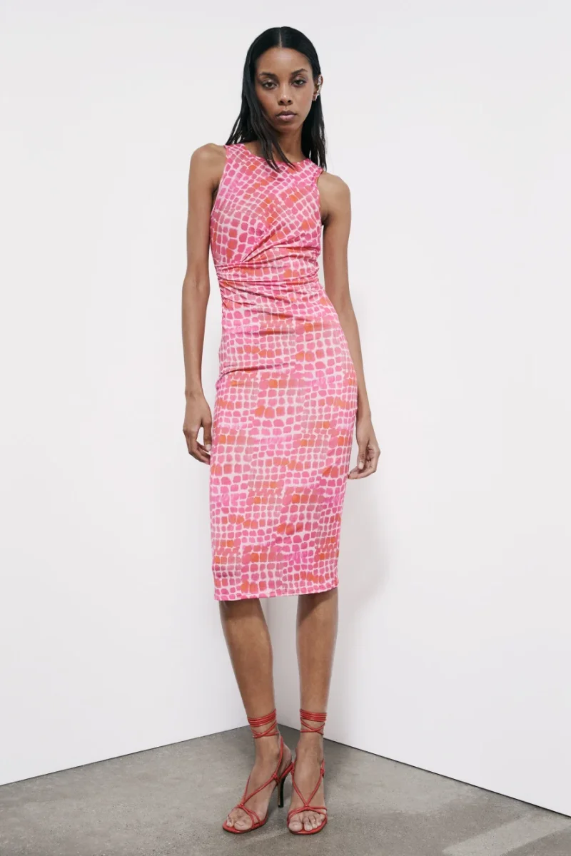 Mididress med draperi och crocoprint - Bild 5